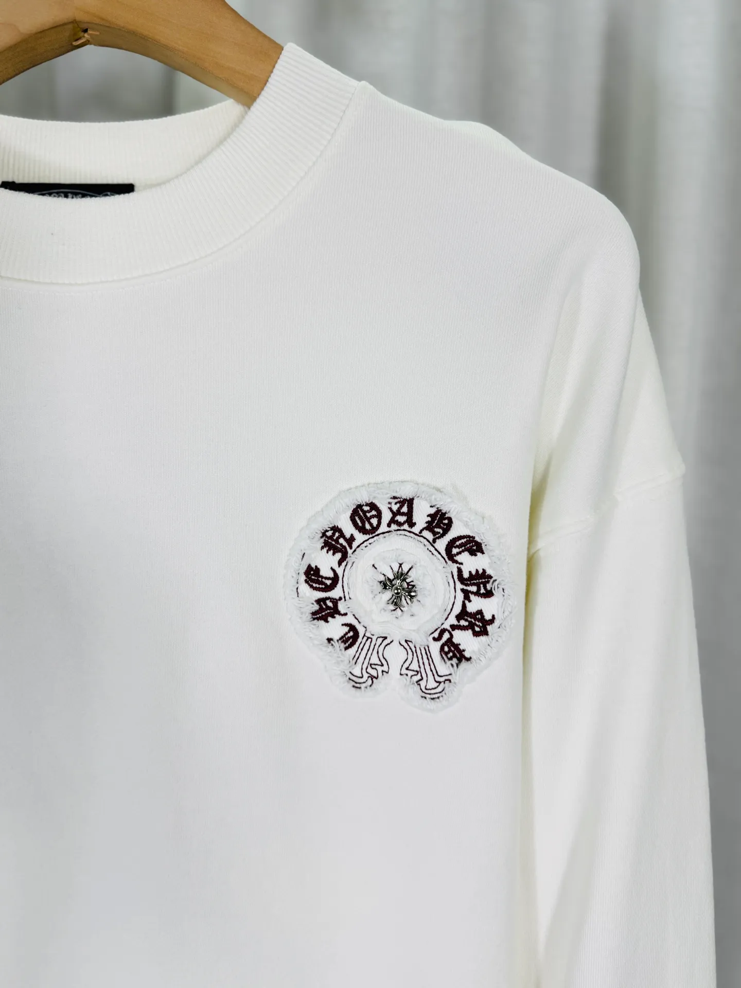 P260 top version, real shot without P, ​​different from market currency) 𝗖𝗵𝗿𝗼𝗺𝗲 𝗛𝗲𝗮𝗿𝘁𝘀/Croxin 2025 3D three-dimensional autumn and winter new original single counter American laser color printed patch embroidered couple casual sweatshirt 👑The highest version! Customized fabric 430g tripe terry fabric! Appliqué embroidery hardware accessories, best-selling items at the counter, very comfortable to wear. Accessories: original molded and authenticated collar label ➕ 100% silk wash water label. Genuine purchase-grade original hangtag➕matching hanging rope➕3D hanging beads➕original packaging bag. Craftsmanship: The original version has consistent wiring! The highest version of the armhole matching technique! Color: White Black Size: S M L XL Style No.: 9305